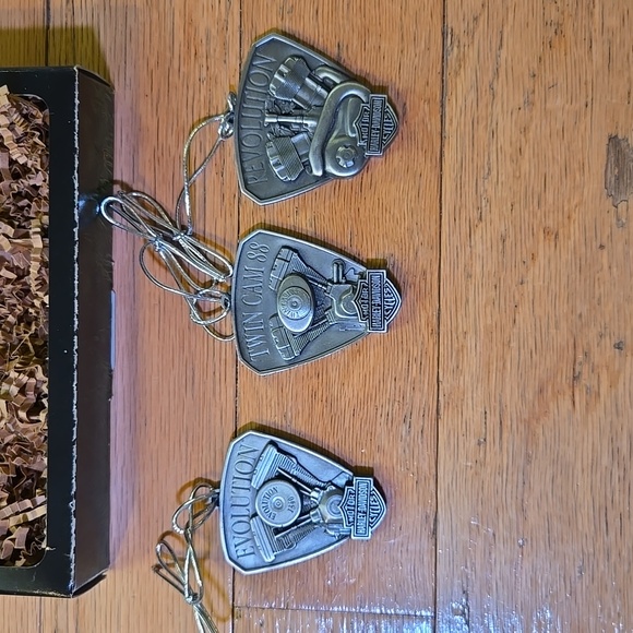 HARLEY DAVIDSON 2001 Season's Greetings Celebrate On All Cylinders Pewter Orname - Picture 2 of 10